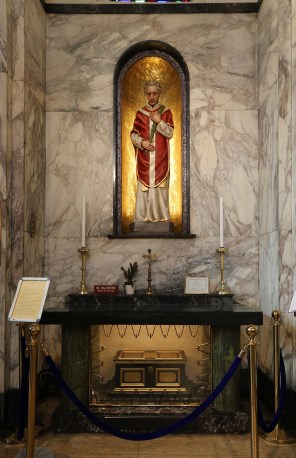 로마의 성 발렌티노 제단 조각_photo by Sailko_in the Church of Our Lady of Mount Carmel in Dublin_Ireland.jpg